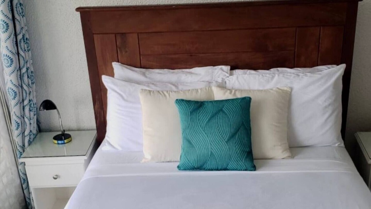 Rendezvous Apartment | Peaceful intensely clean unit overlooking tropical gardens and golf course nn