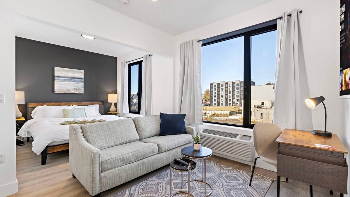 Elizabeth Hotel | Peaceful King Studio 15 min from EWR Free Parking