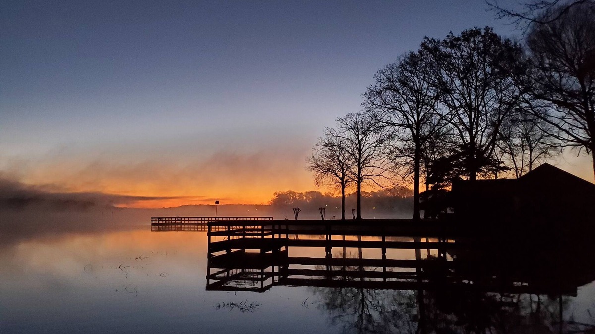 Houston Cottage | Peaceful Lake Escape – Fire Pit, Kayaks,Fishing Dock, Hammocks & Screened Porch