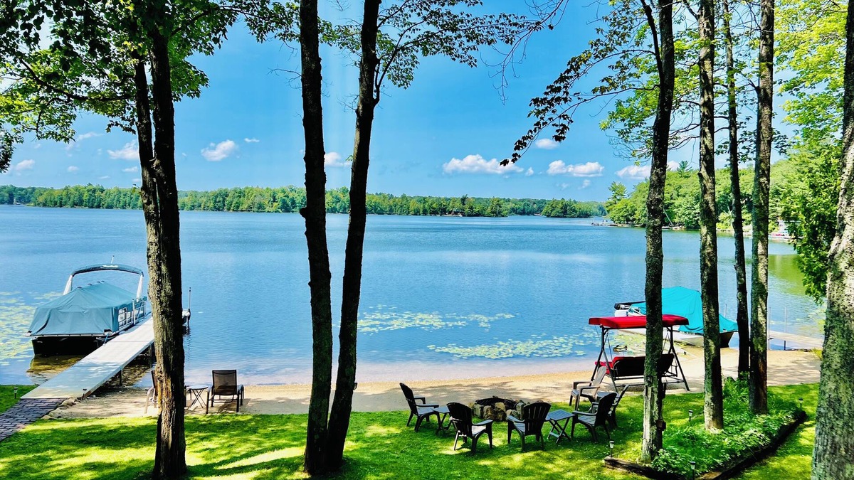 Traverse City House | Peaceful Lake House w amazing sunsets, Kayaks, Fireplace & Sauna. Dogs welcome.