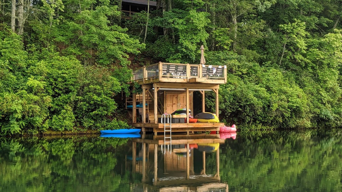 Mountain Rest House | Peaceful Lake Retreat for up to 16 guests featuring gorgeous fall foliage.