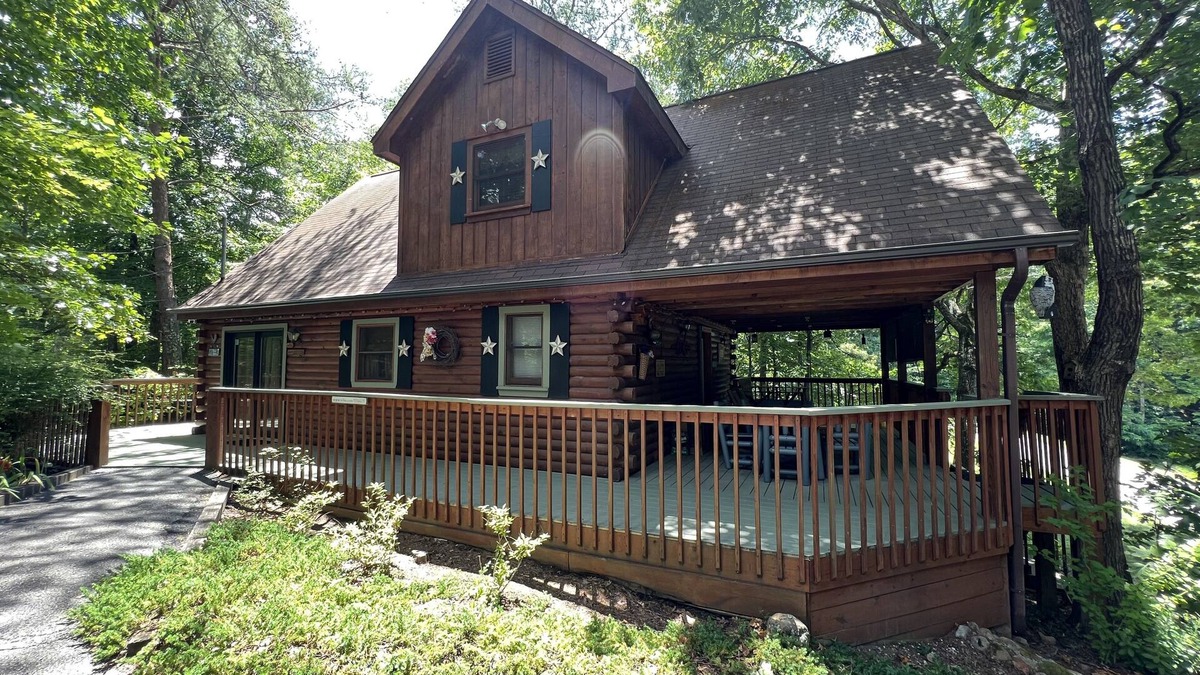 Gatlinburg - Pigeon Forge Cabin | Peaceful Lake View, 2 BRS/2 Baths, Wi-fi, 3 TVs, Porch Swing Bed, Foosball Table
