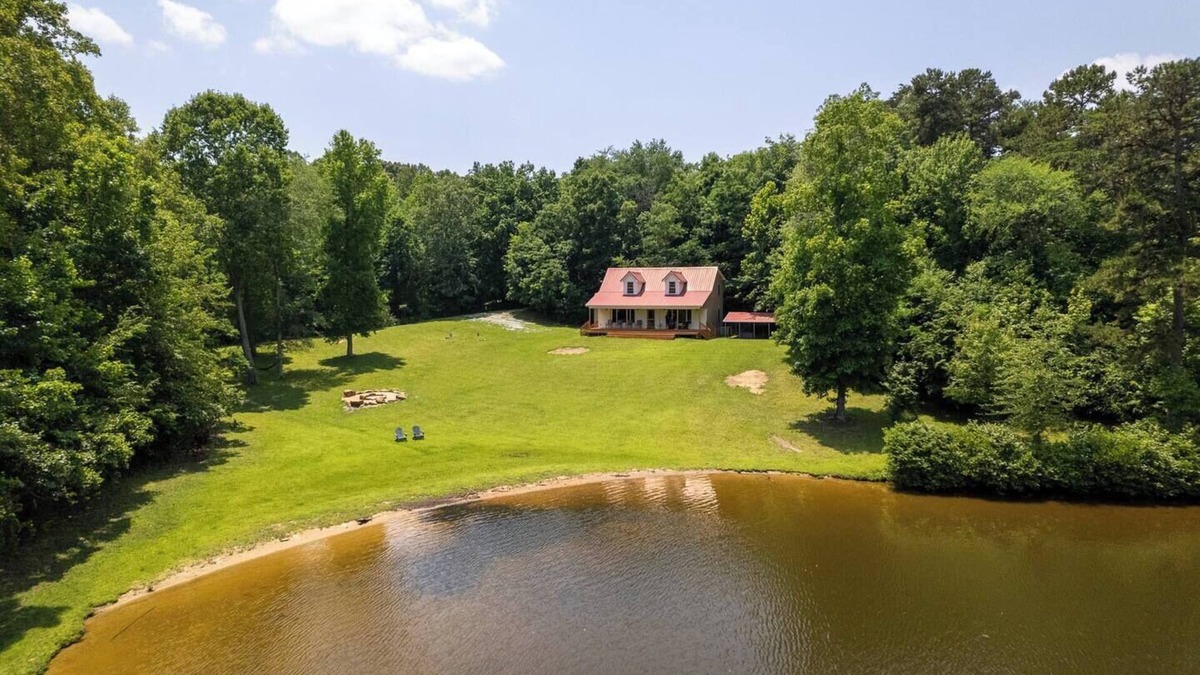 Hurdle Mills House | Peaceful Lakefront Retreat