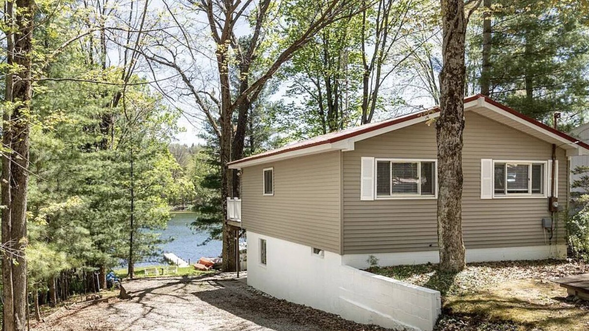Lake Ann House | Peaceful Lakefront Cottage - near Traverse, Interlochen, Dunes, skiing, Pet