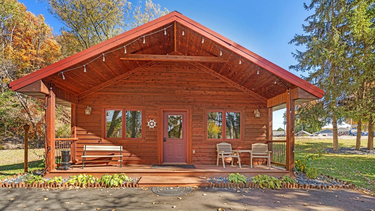 Kiel Cottage | Peaceful Lakefront Property ONLY 9.5 miles from Road America !