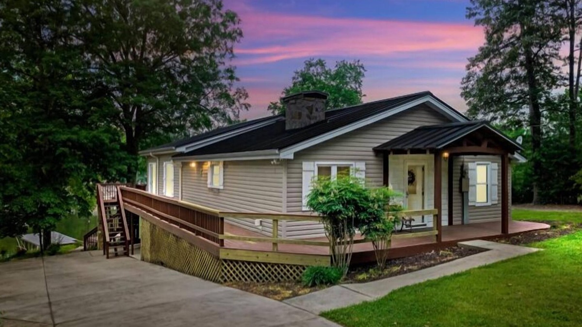 New London House | Peaceful Lakefront Retreat: private dock, deck, arcade and more!