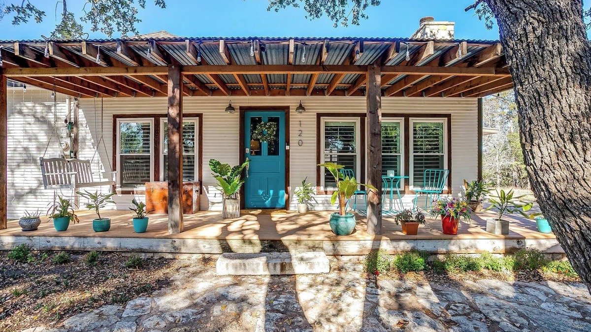 Granbury Cabin | Peaceful Lakehouse with additional cabana sleeps 10, kayaks & huge dock.