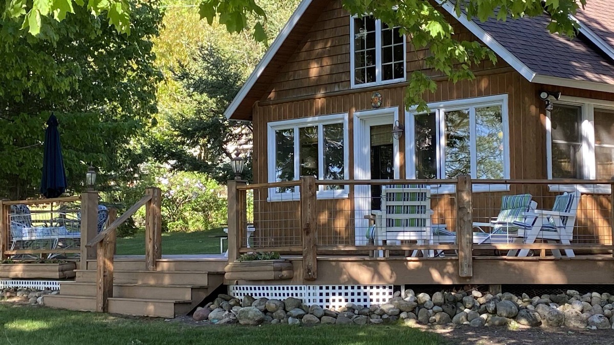 Levering Cabin | Peaceful, lakeside cabin close to Mackinac and other Northern Michigan fun spots