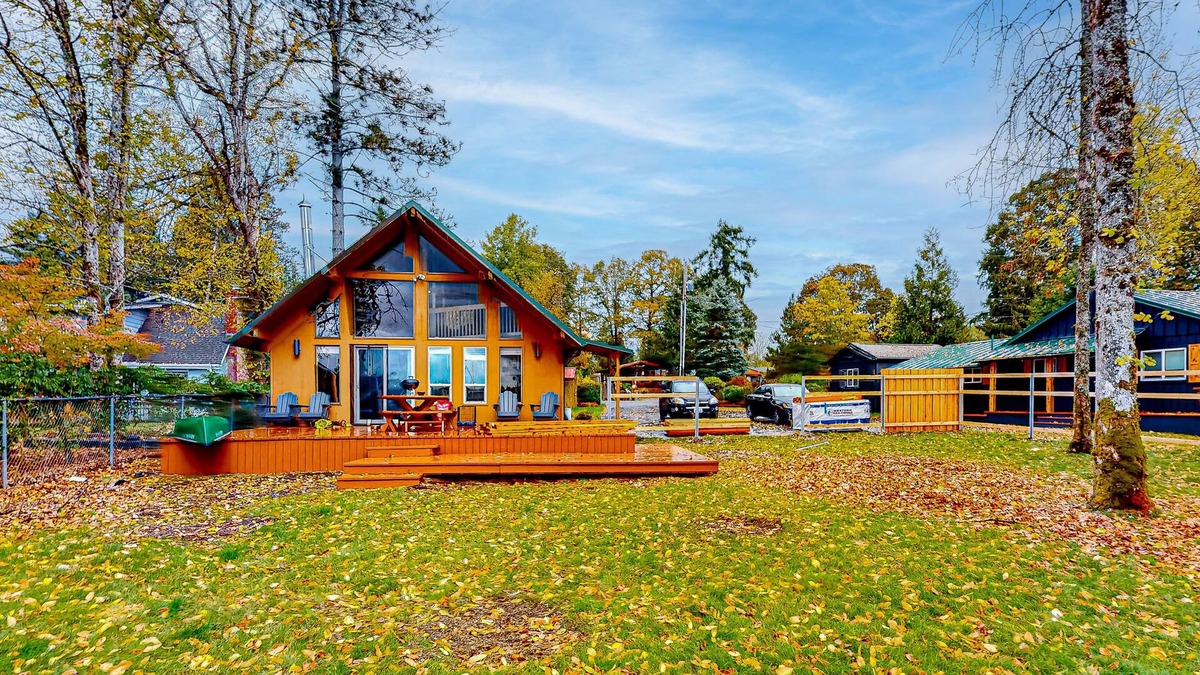 Silver Lake House | Peaceful lakeside home with wood-burning fireplace, patio, loft, & washer/dryer