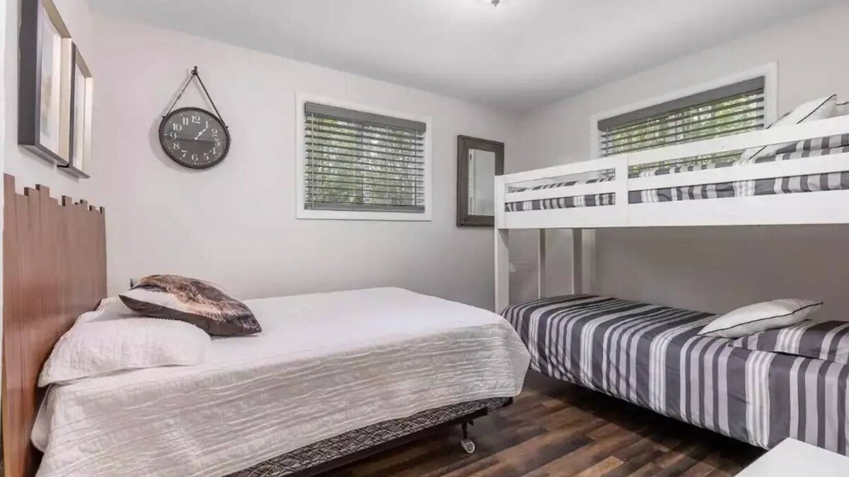 Wollaston House | Peaceful lakeside paradise on desirable Peter Lake
