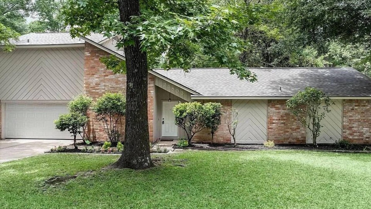 Grogan's Mill House | Peaceful Lakeview Retreat w/Private Backyard – Mins from The Woodlands!