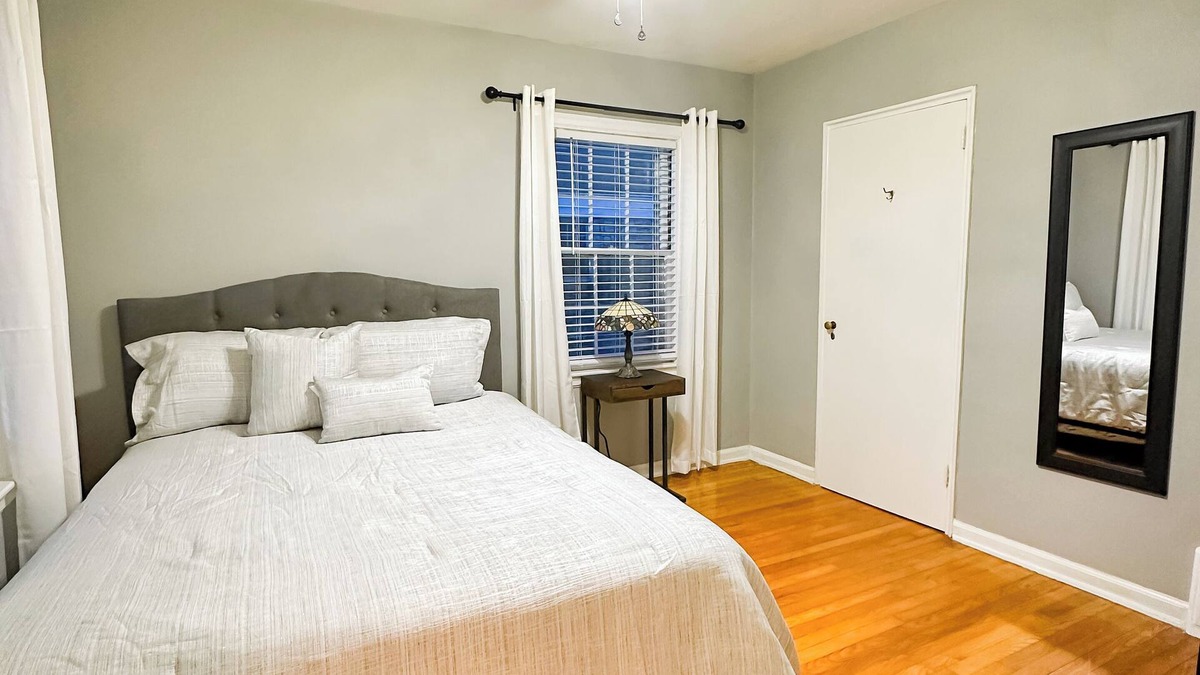 Lexington Apartment | Peaceful Location in walking distance to the University & Hospitals