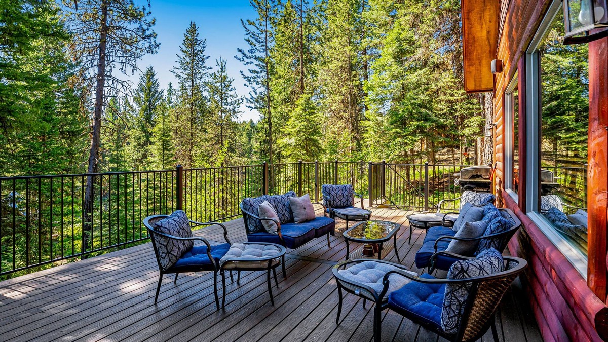 McCall Cabin | Peaceful Log Cabin - Firepit & Deck with Forest Views