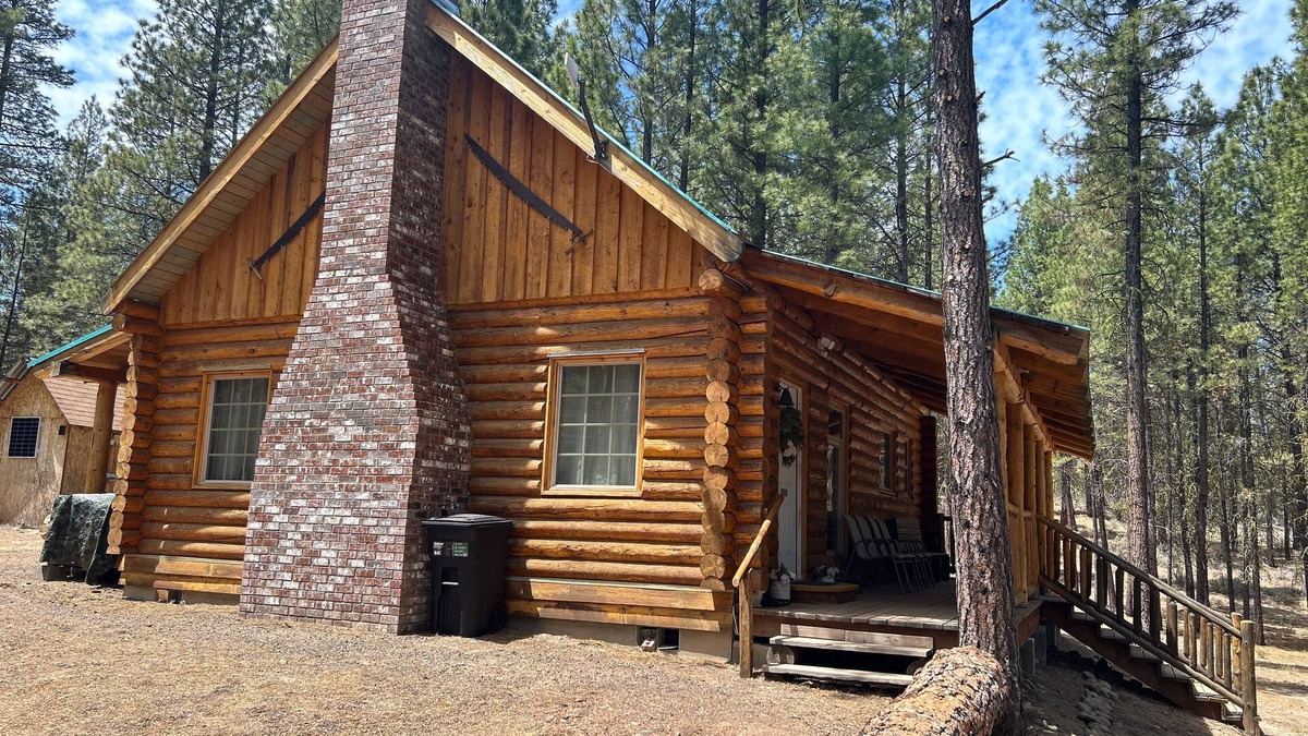 Chiloquin Cabin | Peaceful Log Cabin - Just 45 Minutes From Beautiful Crater Lake!