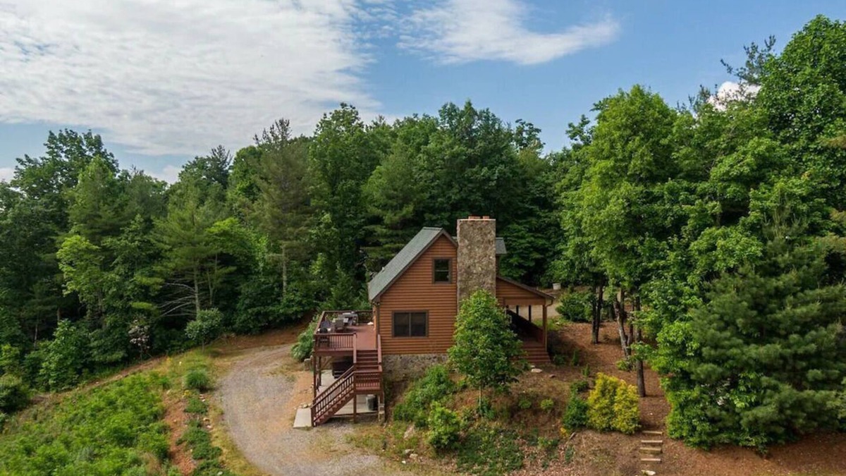Purlear Cabin | Peaceful Log Cabin near Boone.