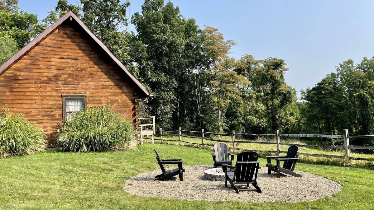 Athens Cabin | Peaceful Log Cabin on Pleasant Hill