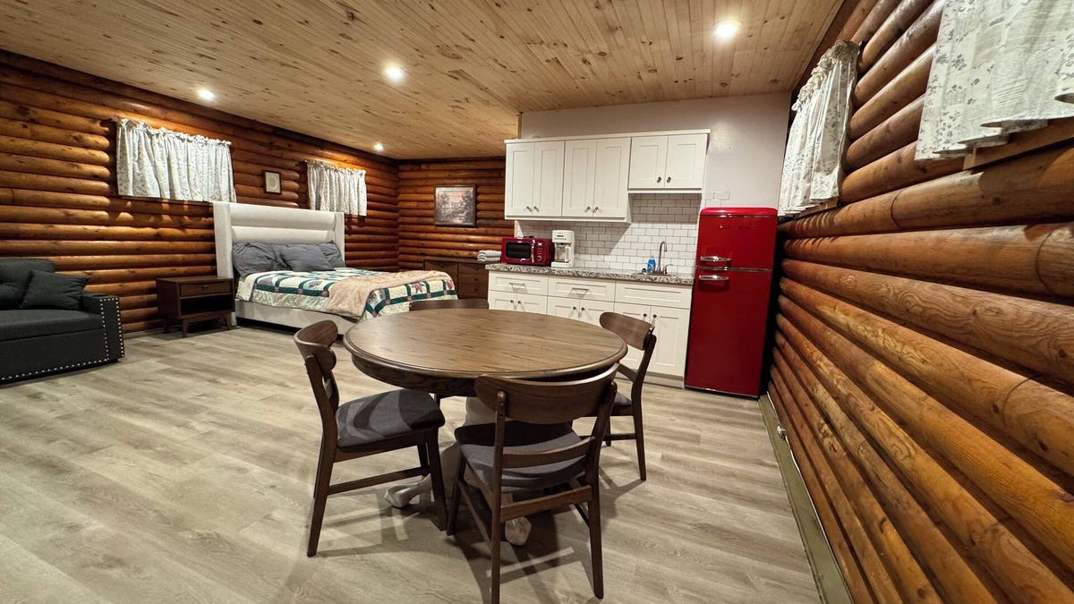 Cambridge Cabin | Peaceful log cabin on a back gravel road with private deck and amenities of home