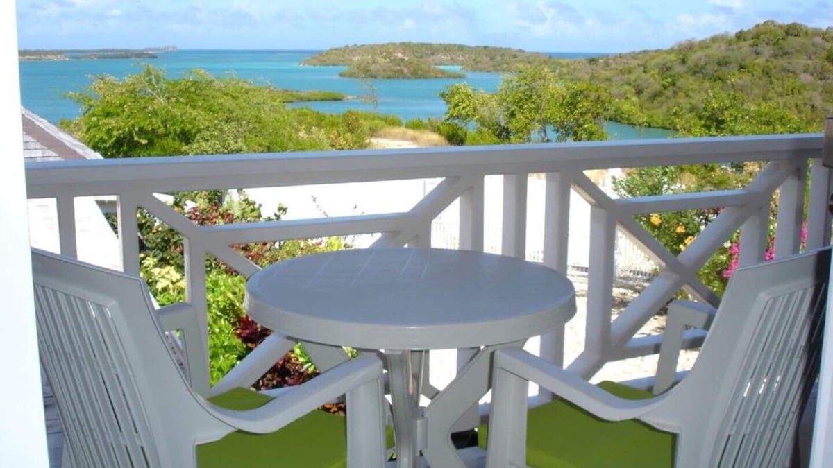 Willikies Villa | Peaceful Luxury 2 Double Bedroom Villa With large private pool and its own dock