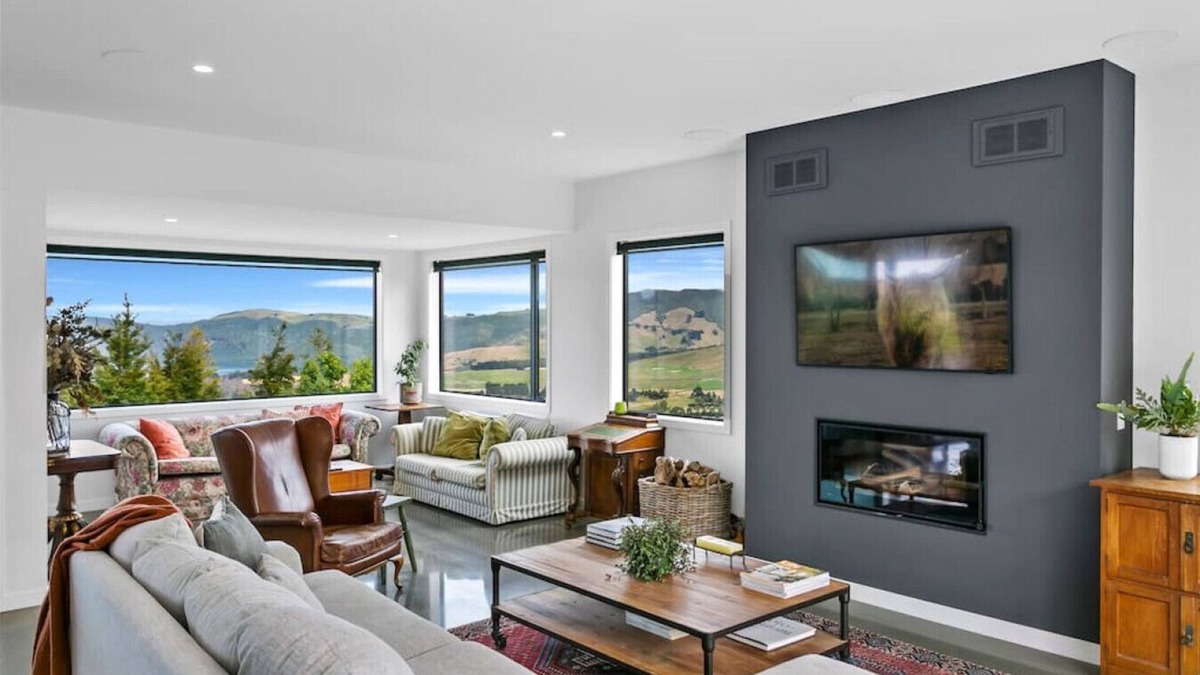 Acacia Bay House | Peaceful Luxury Retreat - with Spa Pool, a spacious, beautiful, private property with stunning views