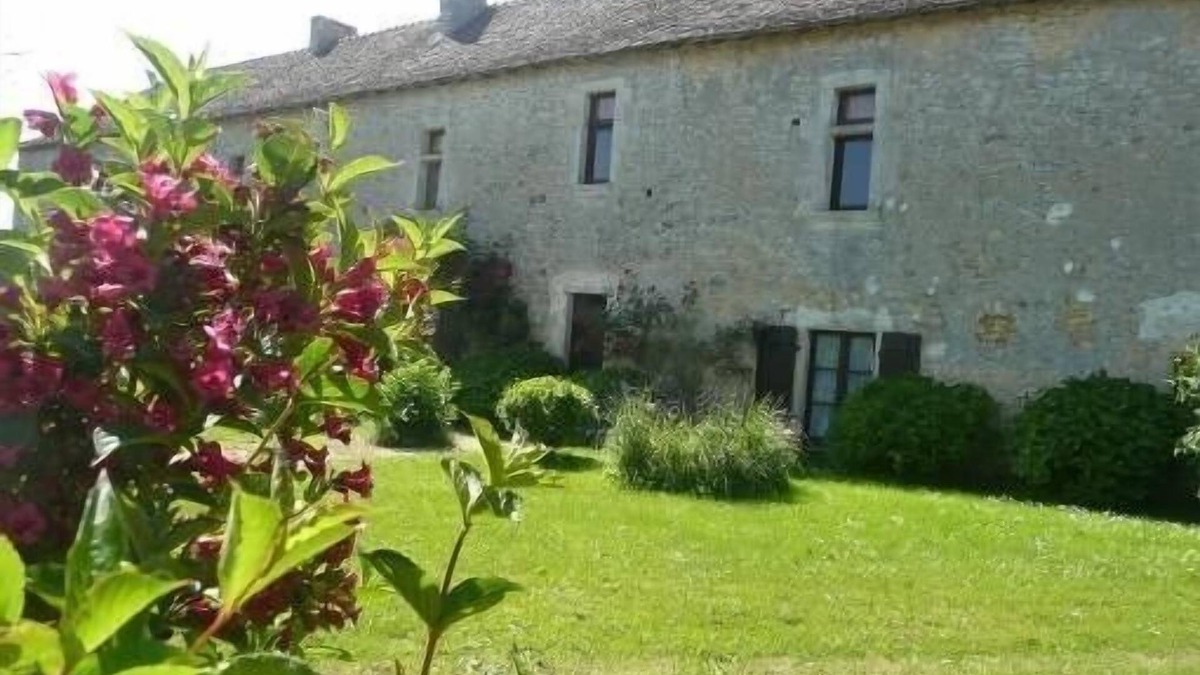 Champagne-le-Sec House | Peaceful manor house XVth century in the countryside.