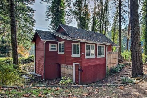 Walterville House | Peaceful McKenzie River Retreat Fish, Hike, and Ski