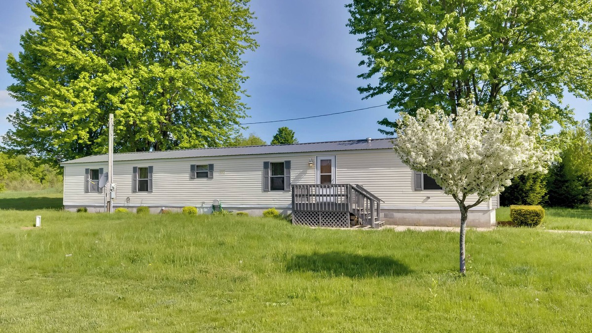 Walkerville House | Peaceful MI Home on 1 Acre: Pets Welcome!