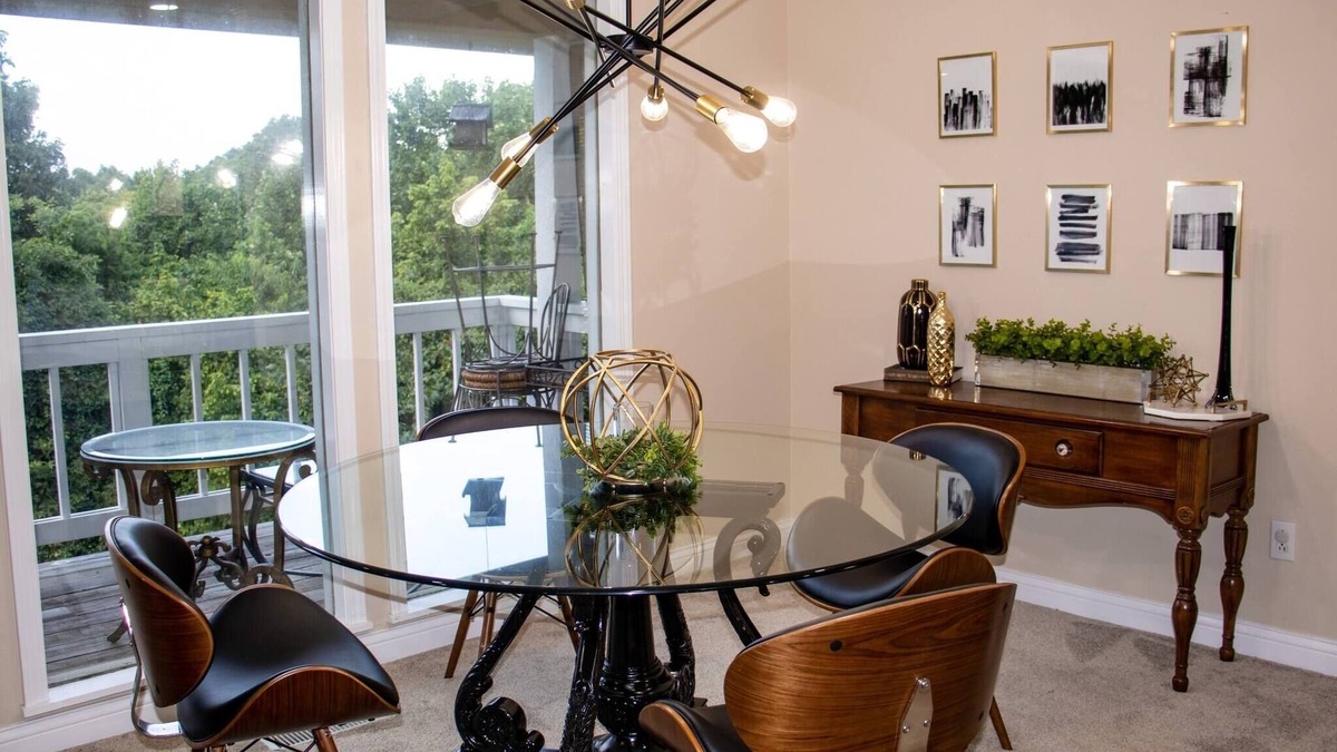 Prairie Creek Apartment | Peaceful Modern Lakeside Condo 3 BR + Laundry Unit