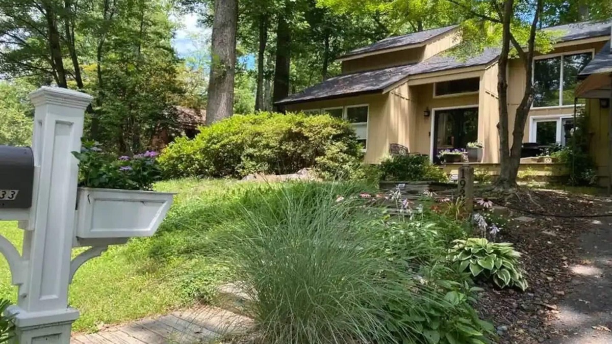 Reston House | Peaceful, modern, spacious - sleeps 11!