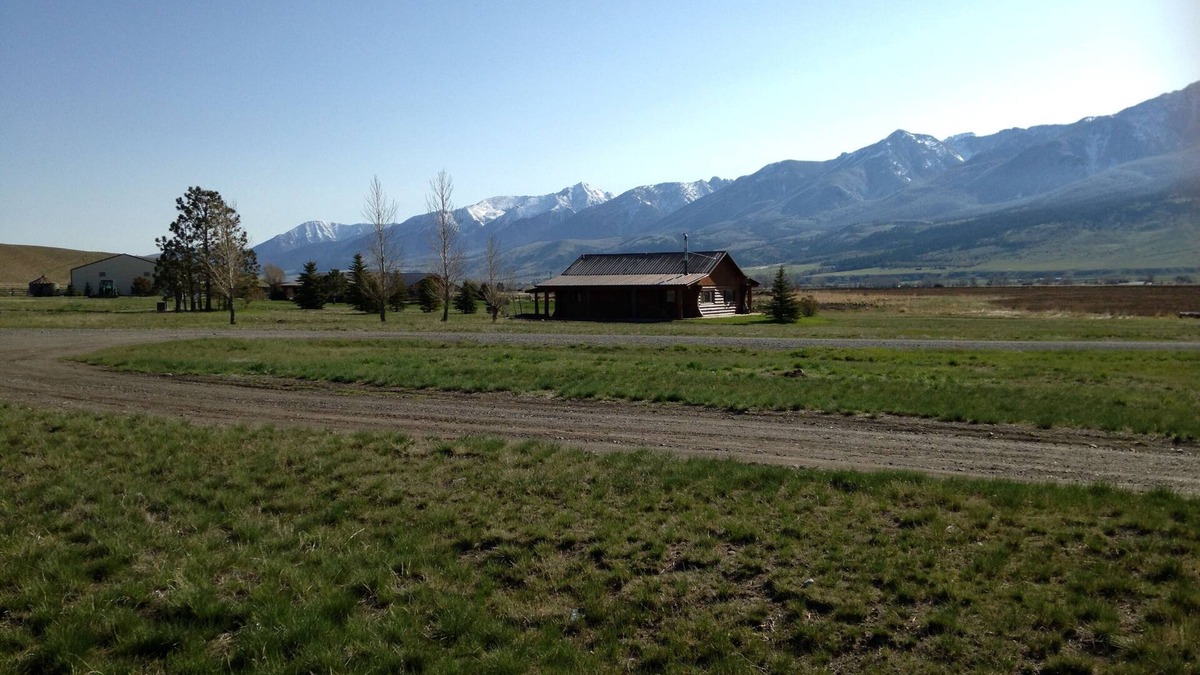 Livingston Cabin | Peaceful, Mountain Setting. Yellowstone Country.