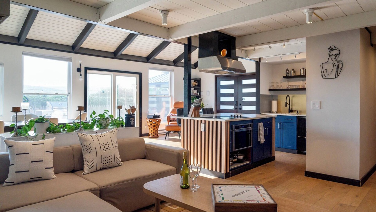 Henryville House | Peaceful Mtn Escape w/Views + Hot Tub -30+ Days
