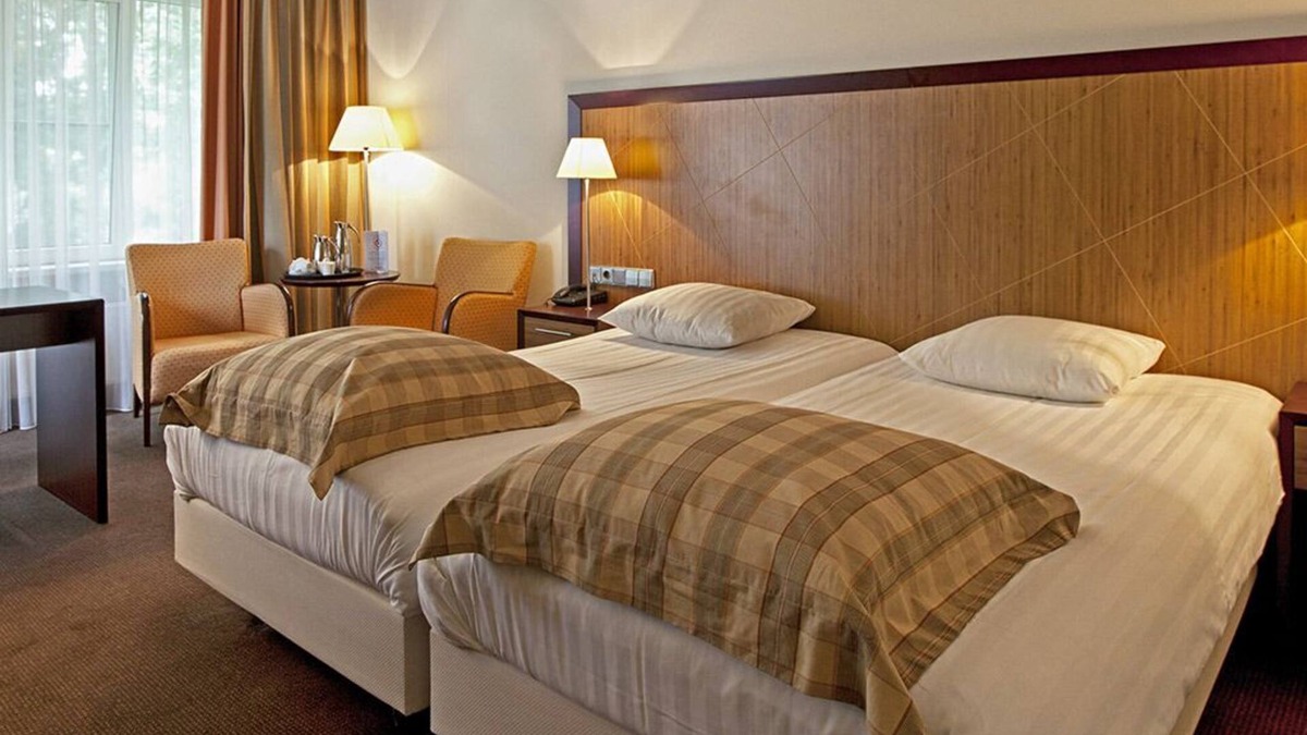 Schelfhorst Hotel | Peaceful Nature Stay Just Minutes from Lively Groningen Attractions! Pool!