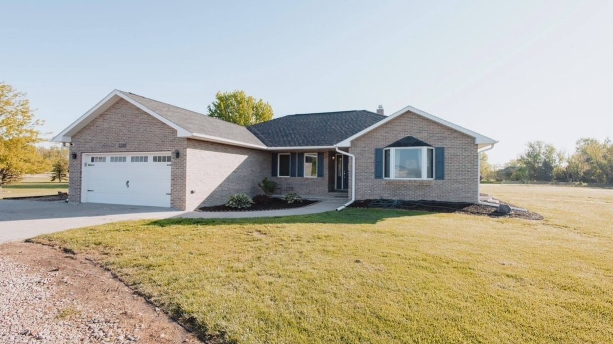 Kearney House | Peaceful neighborhood OUTSIDE of Kearney and one of the LARGEST homes available.