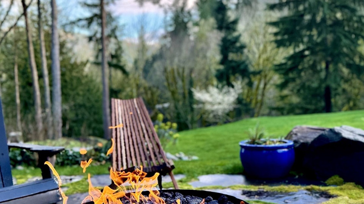 Squak Mountain House | Peaceful Oasis In The Woods. nPrivate deck and entrance.