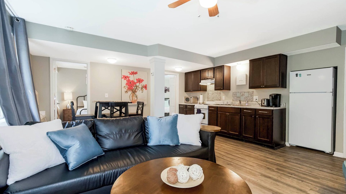 Kansas City Apartment | Peaceful Parkside 2 bed apartment - walkable/to The Plaza & Nelson museum