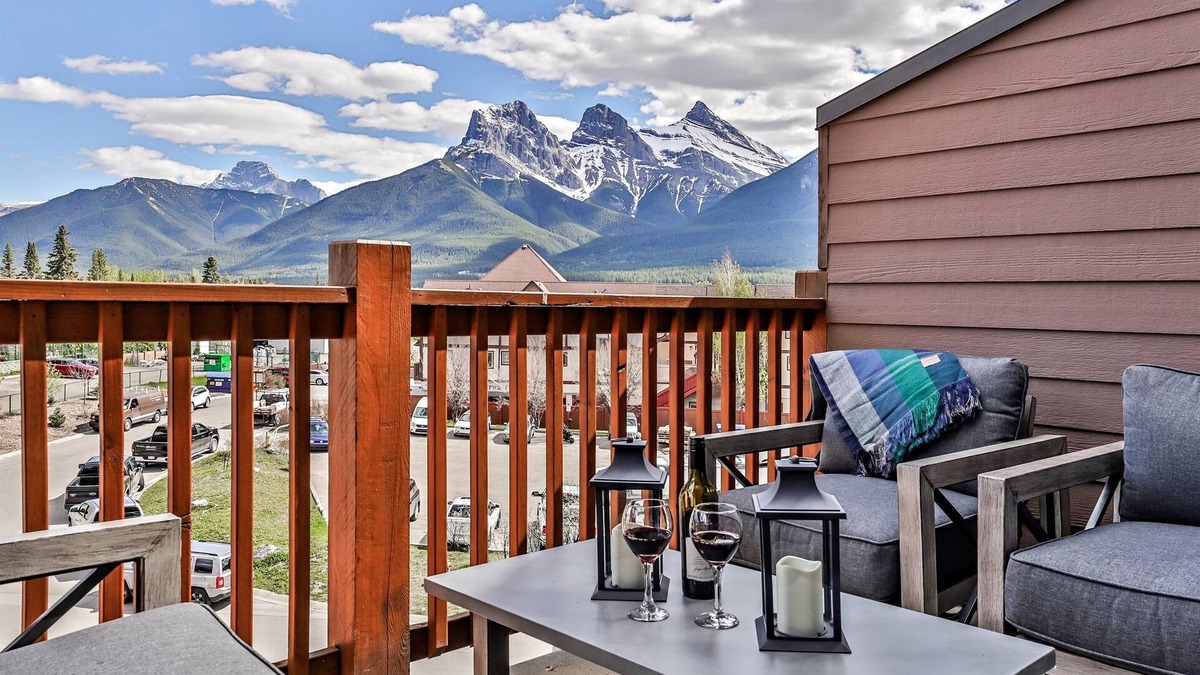 Canmore Condo | Peaceful Penthouse – Sunrise Views & Resort Amenities!