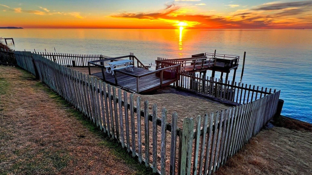 Silver Beach Cottage | Peaceful, Pet-Friendly Escape with Waterfront Sunsets & Private Dock (No Fees!)
