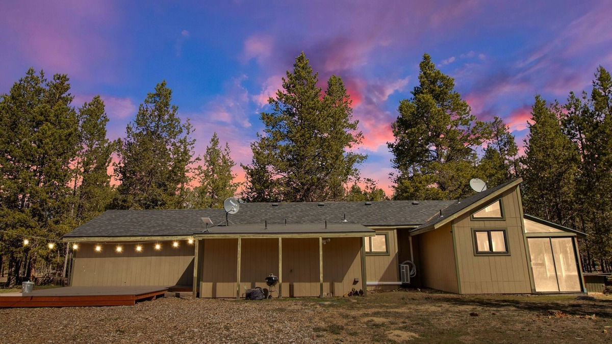 La Pine Cottage | "Peaceful Pine Cottage" on 2+acres - Close to Ski Resorts!