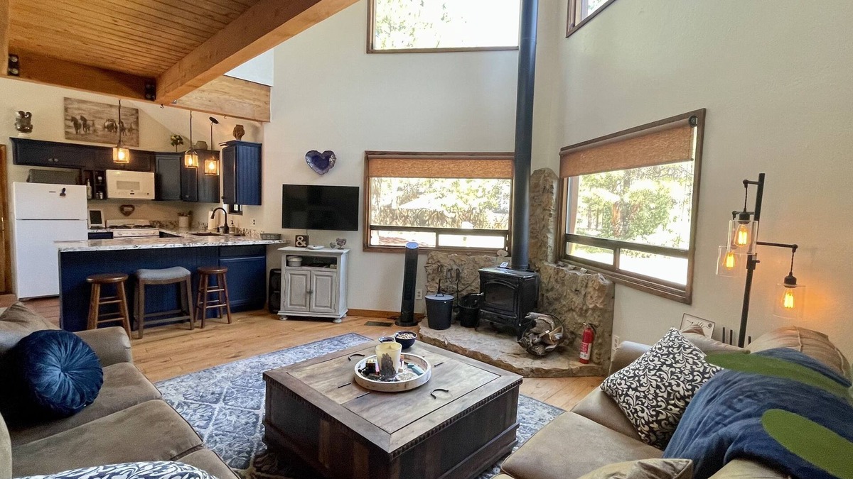 Flagstaff Cabin | Peaceful Pines Cabin -3 fenced acres, trails, slopes, downtown Flagstaff close!