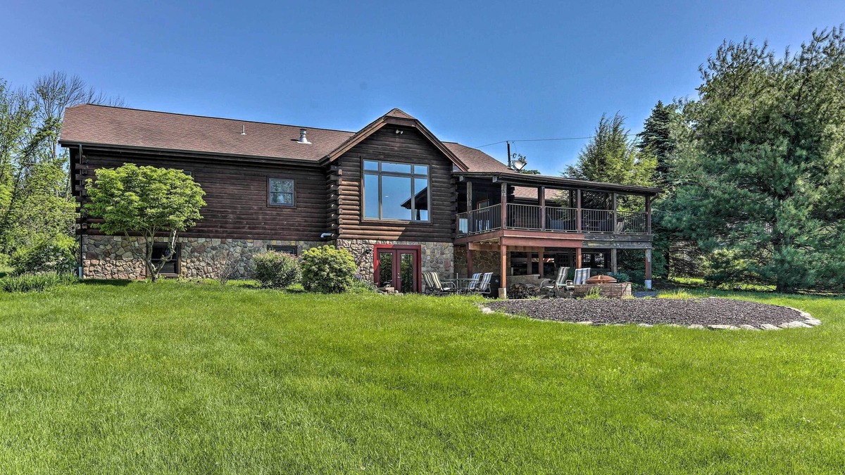 Lake Ariel Cabin | Peaceful Poconos Cabin < 1 Mi to Lake Henry!
