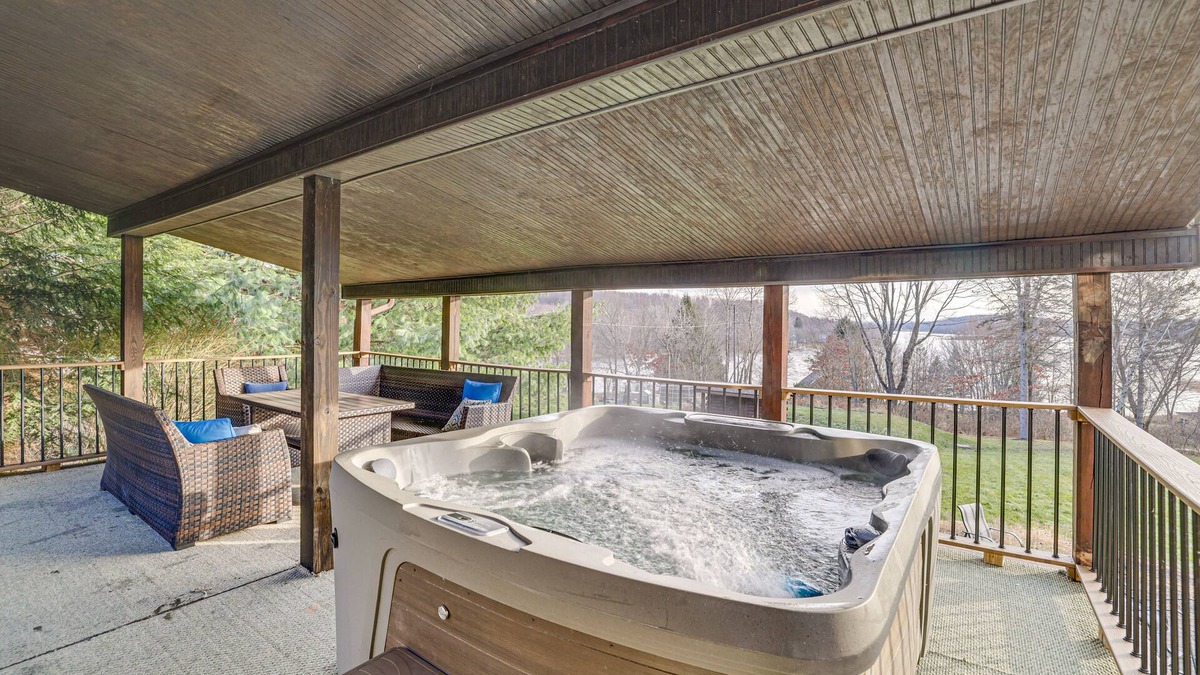 Lake Ariel Cabin | Peaceful Poconos Cabin < 1 Mi to Lake Henry!