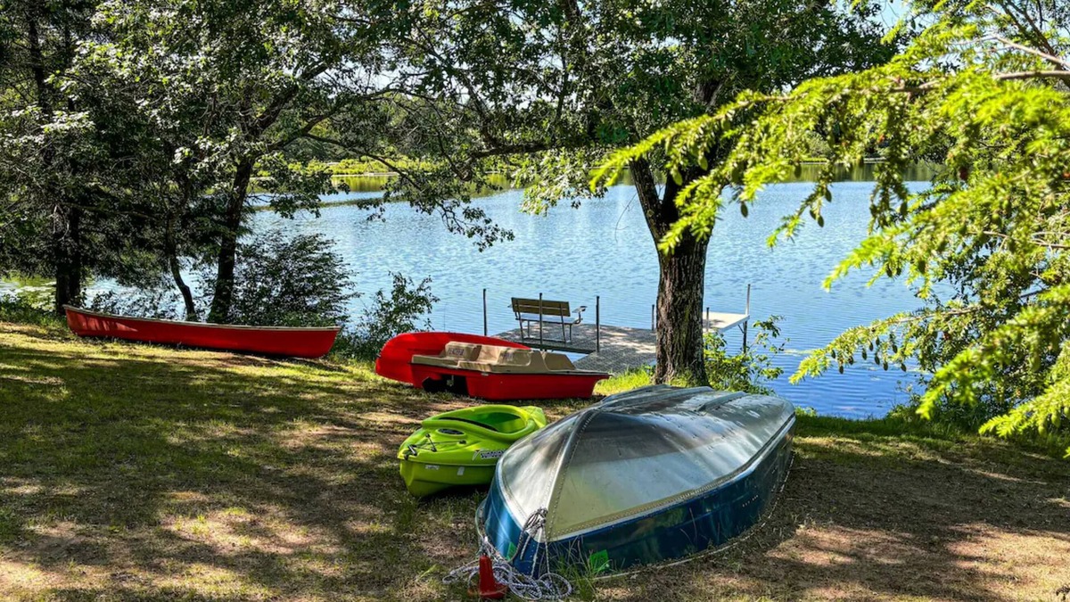 Oxford House | Peaceful Point- 3bed2bath Waterfront Lakehouse w/Private Pier and Boats!