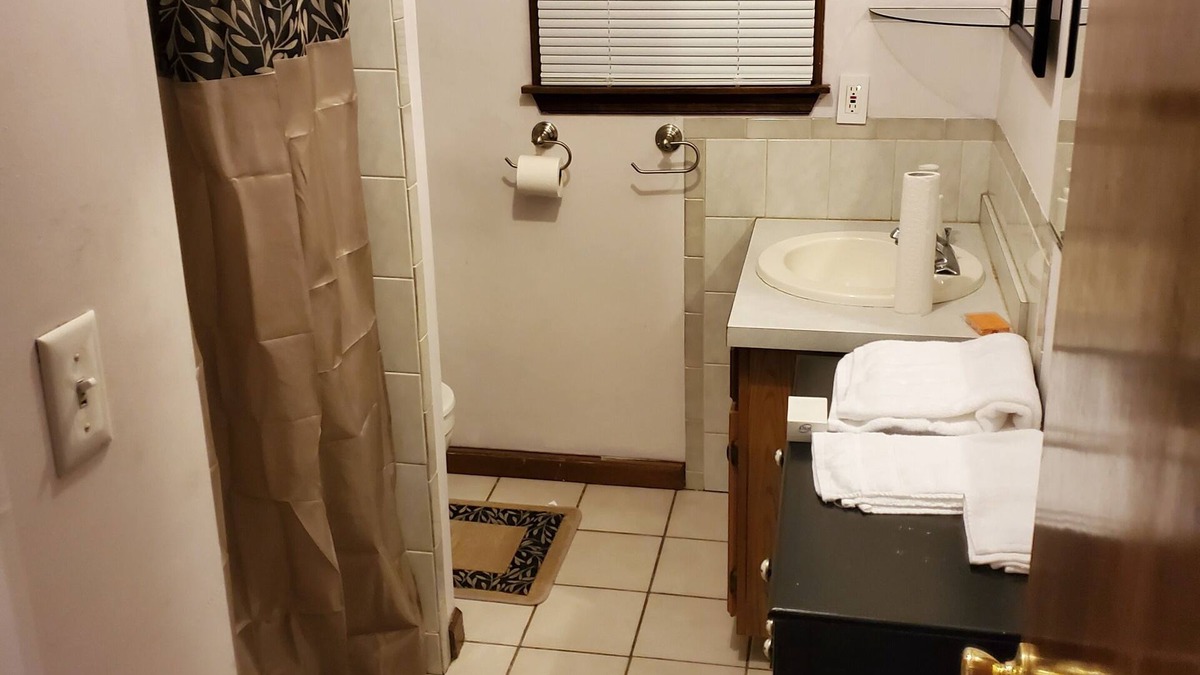 Bordentown House | Peaceful private 4 Bedroom Residential Home with serenity park like setting