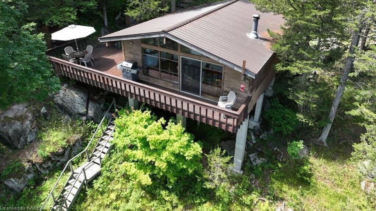 Rideau Lakes Cottage | Peaceful/private cottage experience w/bunkie and kayaks (pet friendly)