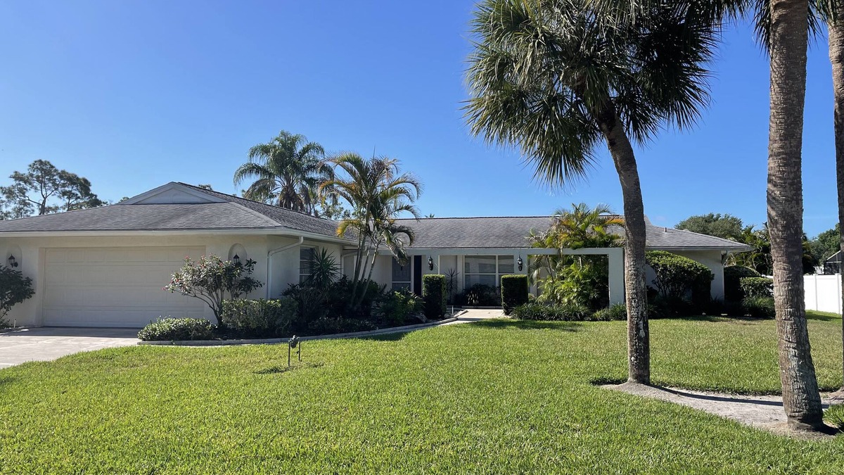 The Meadows House | Peaceful Private Get Away - 10 Minutes from Major beaches!
