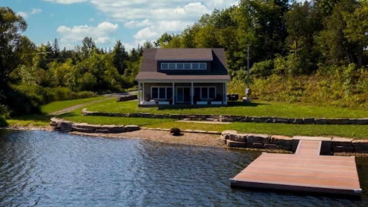 Redwood House | Peaceful Private Waterfront Home
