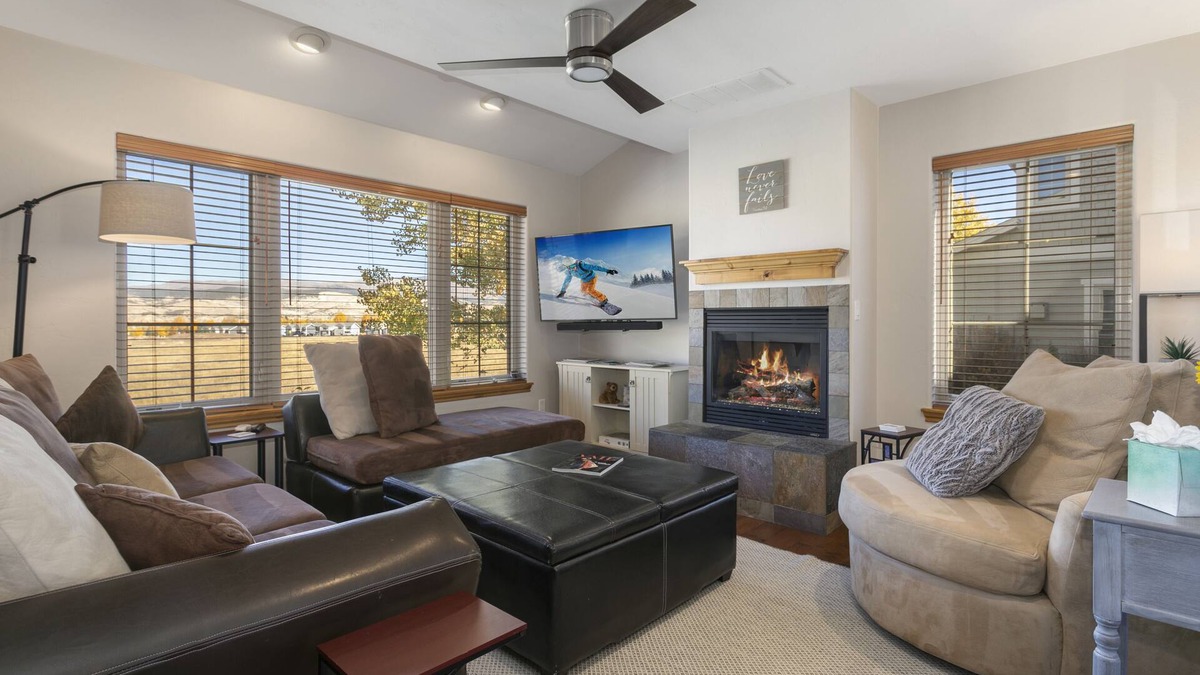 Gypsum House | Peaceful & Quiet!n28+Day welcome, with Workspace, Garage and Privacy.