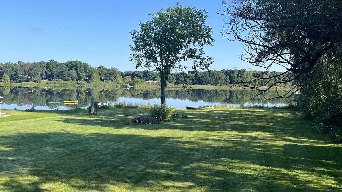 East Leroy House | Peaceful & Relaxing Battle Creek Lake House┃Kayaks, Paddle Boards & Fire Pit