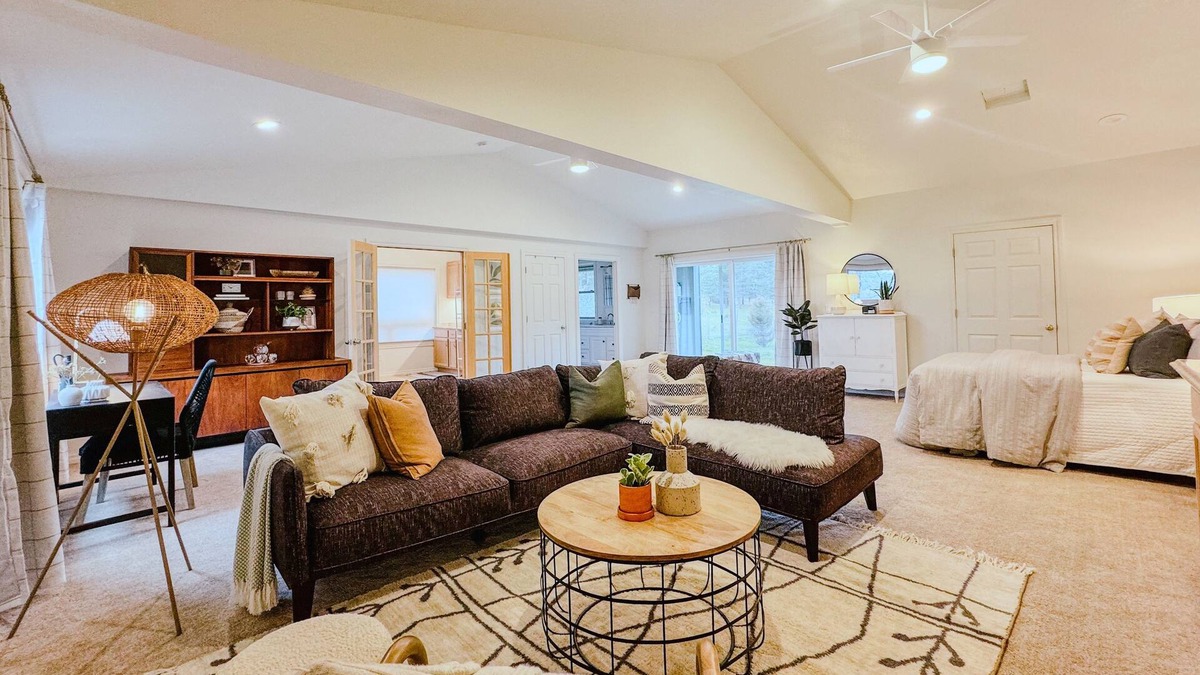 Carver House | Peaceful retreat backed up to Oxbow Park