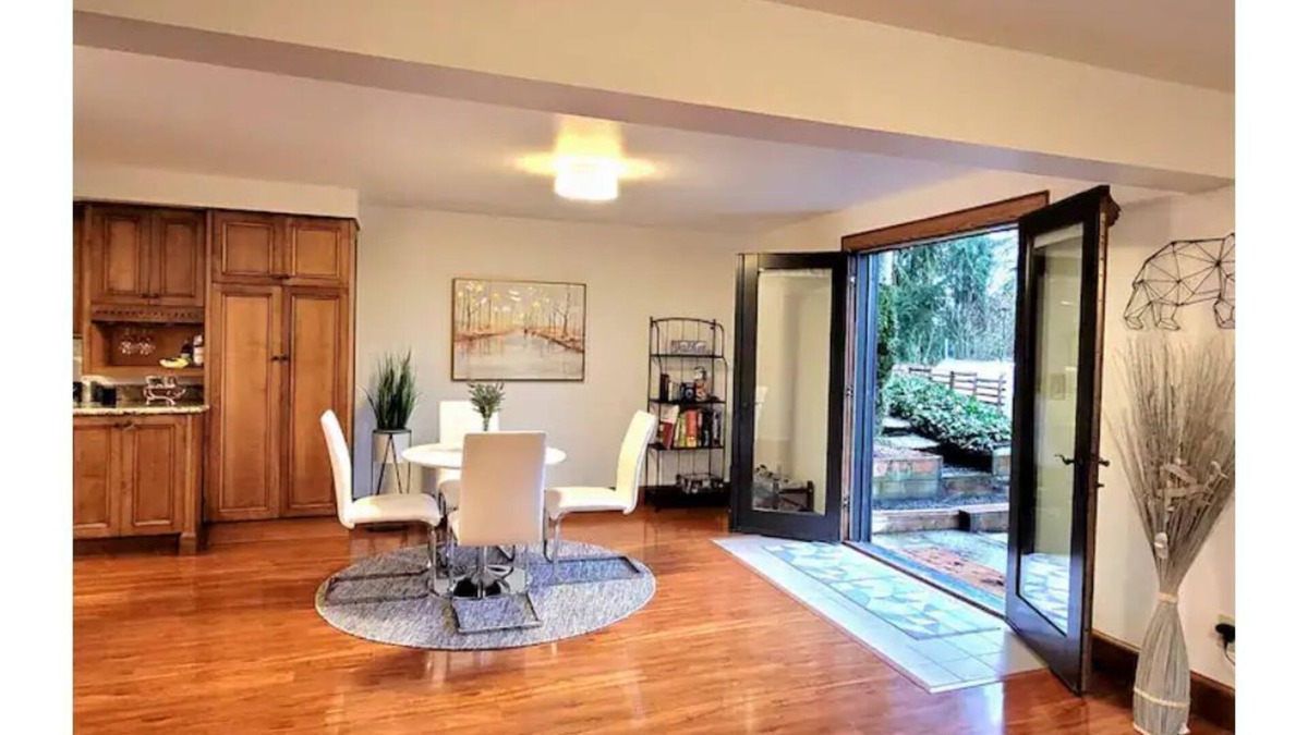 South Juanita House | Peaceful retreat, entire guest suite - 5 min from beach park!