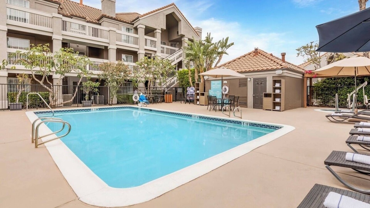 Chatsworth Hotel | Peaceful Retreat Near Van Nuys Golf Course w/Poolside Views - 4 Units